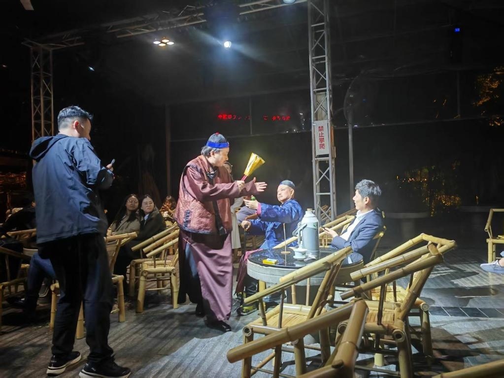 3月24日，《鶴鳴傳奇》在四川省成都市人民公園鶴鳴茶社演出。新華社記者 張海磊 攝