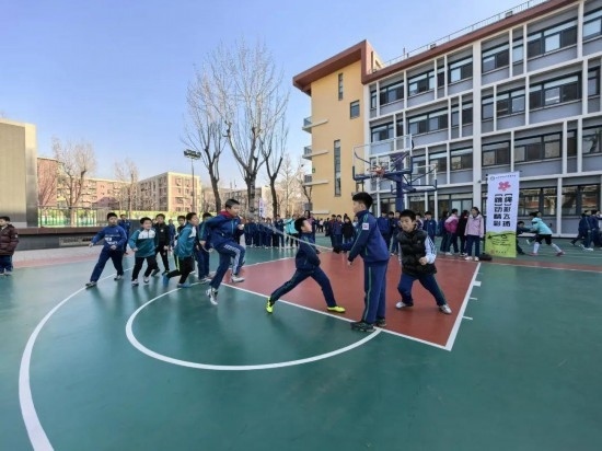 北京師范大學(xué)實(shí)驗(yàn)小學(xué)開展跳繩比賽。