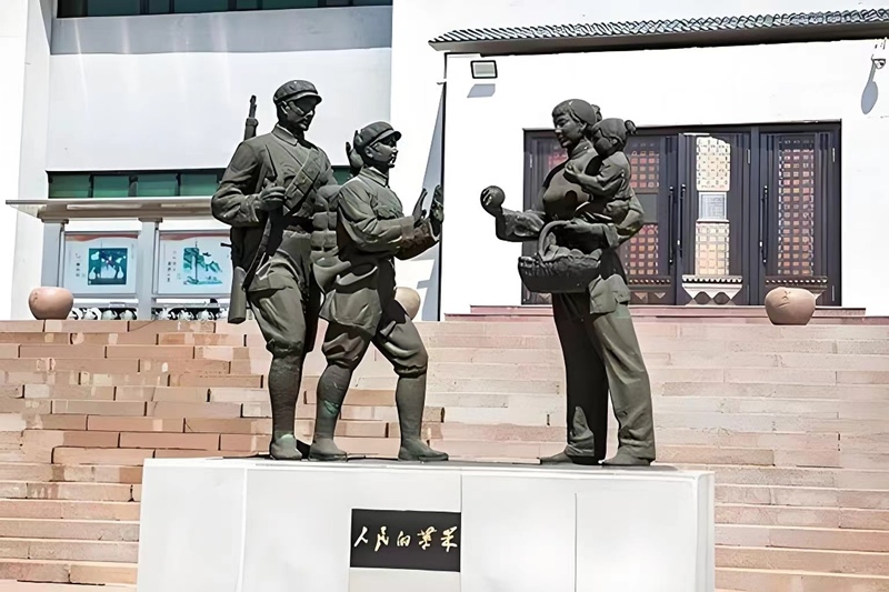 錦州蘋果廉政文化展覽館前的《人民的蘋果》主題雕塑。（由遼沈戰(zhàn)役紀(jì)念館供圖）