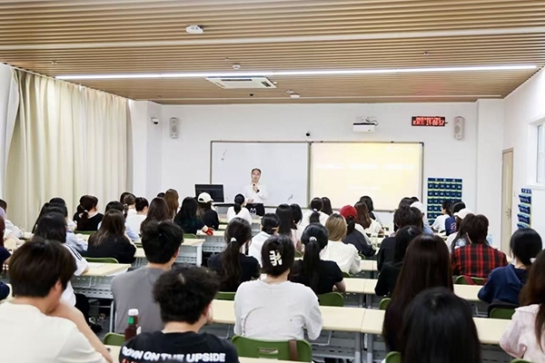 深圳職業(yè)技術(shù)大學(xué)黨委副書(shū)記、校長(zhǎng)許建領(lǐng)為學(xué)生授課。學(xué)校供圖
