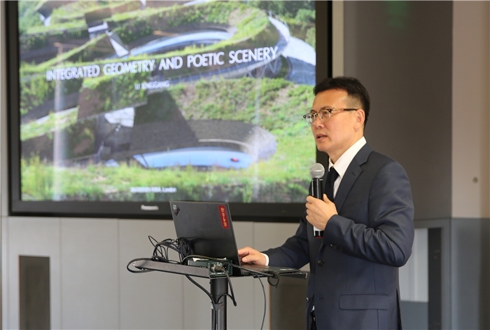 李興鋼院士做題為《勝景幾何》的主旨報告?；顒又鬓k方供圖