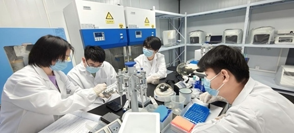 “個(gè)體基因解密實(shí)驗(yàn)”預(yù)實(shí)驗(yàn)課堂。東華大學(xué)供圖