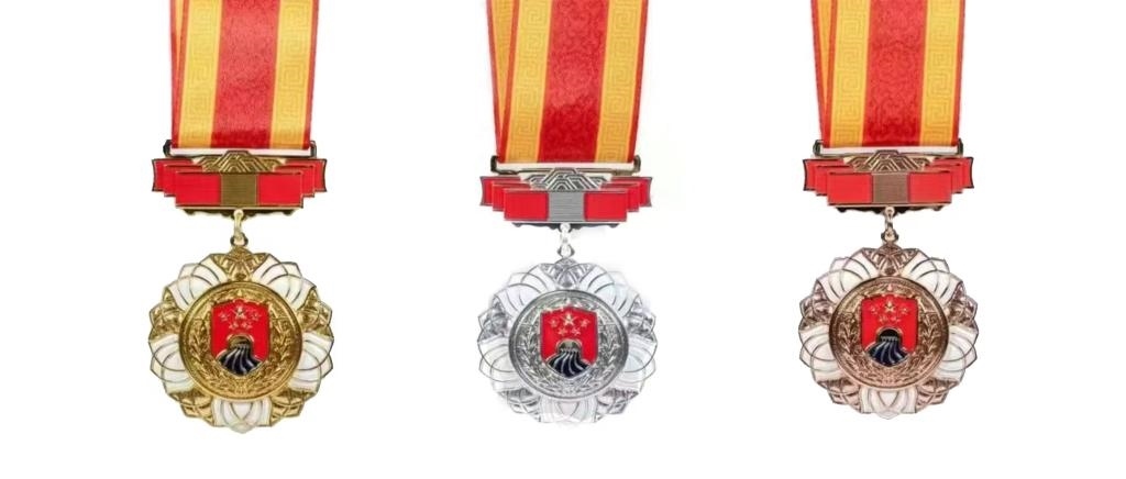 圖為戍守邊疆金質(zhì)、銀質(zhì)、銅質(zhì)紀(jì)念章。（國(guó)家移民管理局供圖）