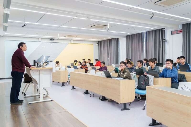 北航面向全校本科生開設(shè)《人工智能導(dǎo)論》通識(shí)必修課。校方供圖