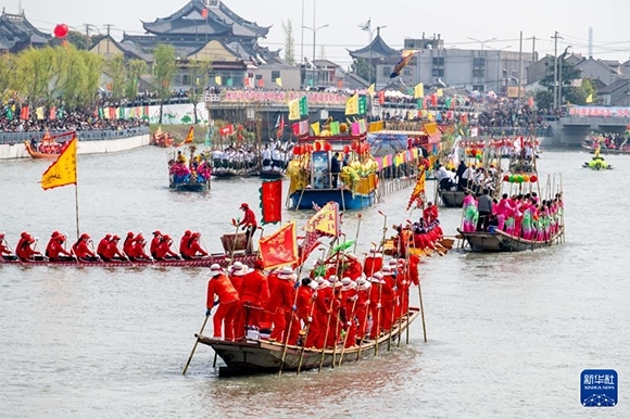 ?4月4日，選手在參加茅山會船盛會 。?新華社發(fā)（楊玉崗 攝）