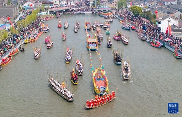 ?4月4日，選手在參加茅山會船盛會（ 無人機照片）。?新華社發(fā)（顧繼紅 攝）