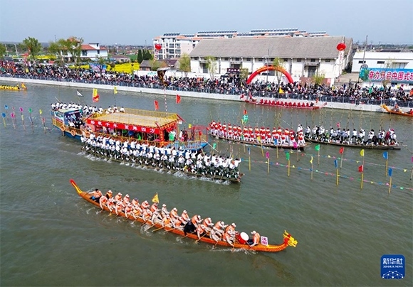 4月4日， 選手在參加茅山會船盛會（無人機照片）。新華社發(fā)（顧繼紅 攝）
