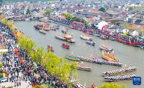 4月4日，選手在參加茅山會船盛會（無人機照片）。?新華社發(fā)（周社根 攝）