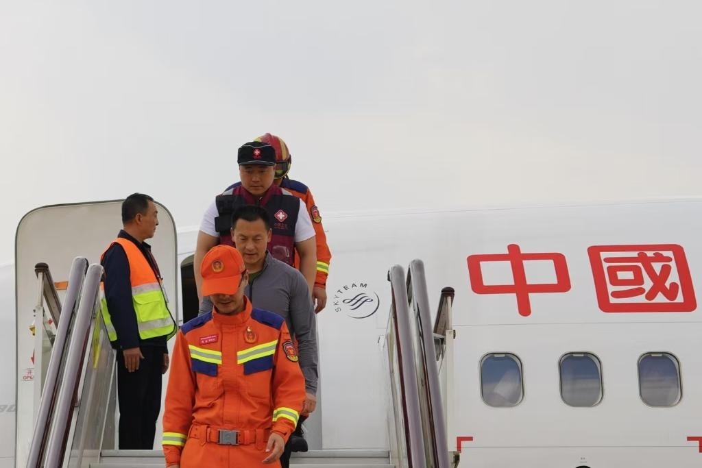 4月6日，在云南省昆明長水機(jī)場，中國云南救援醫(yī)療隊(duì)抵達(dá)昆明。新華社記者 高詠薇 攝