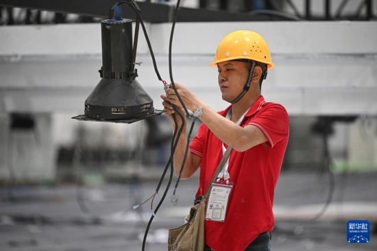 4月4日，工作人員在海南國際會(huì)展中心內(nèi)布設(shè)燈光。