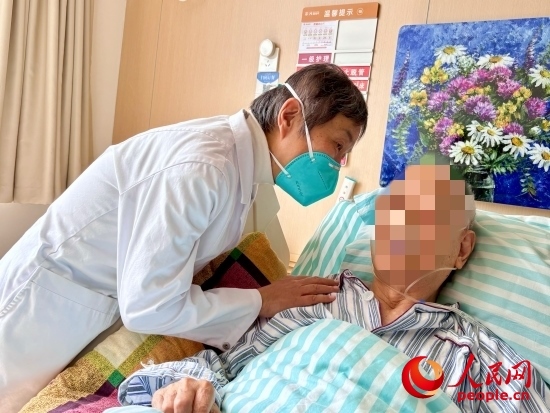 秦苑查房時詢問患者情況。人民網 陳葉欣攝