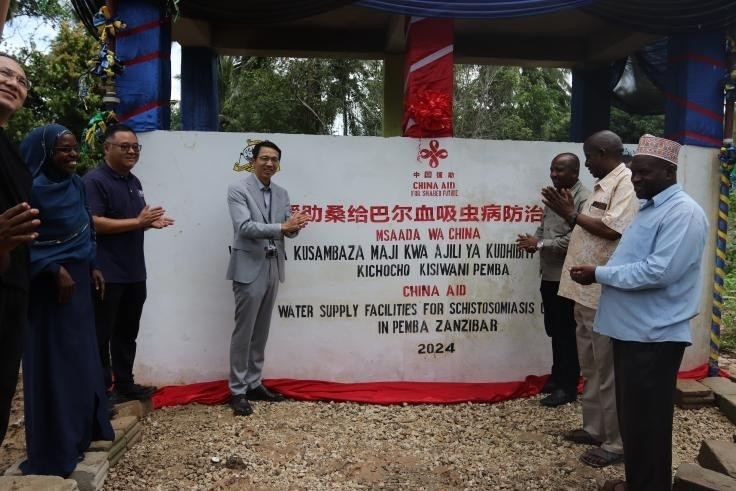中國援助桑給巴爾血吸蟲病防治技術(shù)項目安全供水工程揭牌儀式日前在當(dāng)?shù)嘏e行。 施亮攝