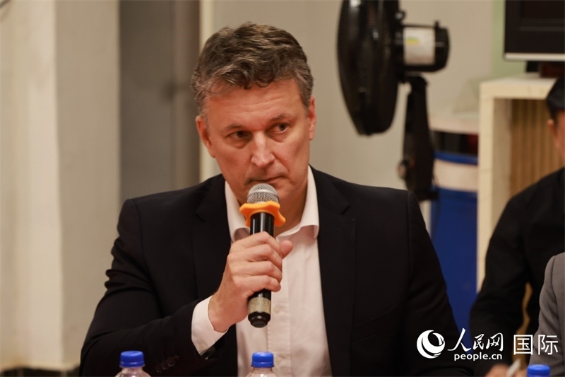 巴西中國友好協(xié)會主席恩里克·達(dá)諾布雷加在座談會上致辭。人民網(wǎng)記者 陳海琪攝