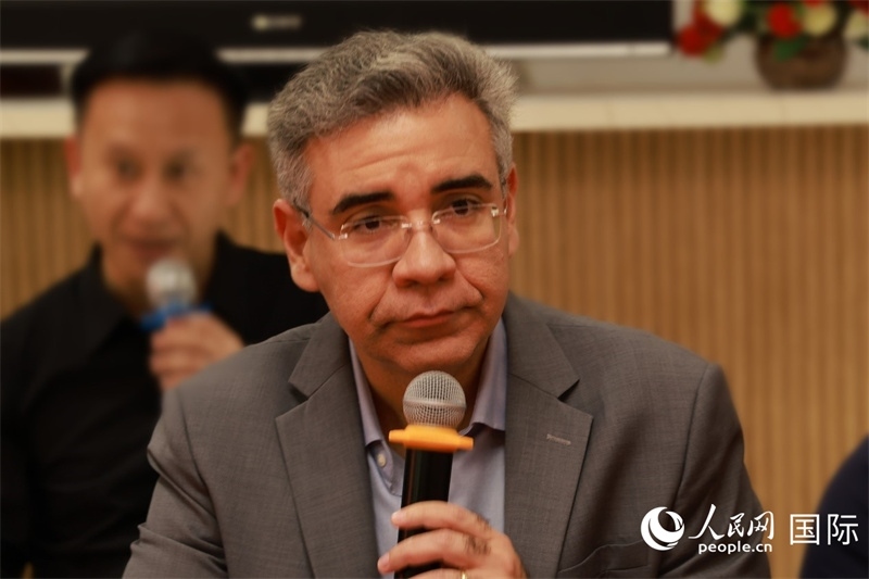 巴西弗魯米嫩塞聯(lián)邦大學(xué)教授、中國問題專家埃萬德羅·卡瓦略在座談會上致辭。人民網(wǎng)記者 陳海琪攝
