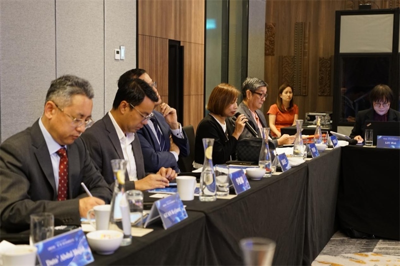 《南洋商報(bào)》總編輯羅依薇（左四）進(jìn)行致辭。林俊揚(yáng)攝