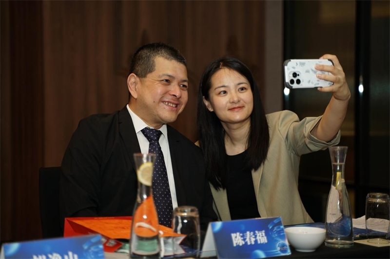 分享會(huì)上，中方記者同與會(huì)代表合影留念。林俊揚(yáng)攝