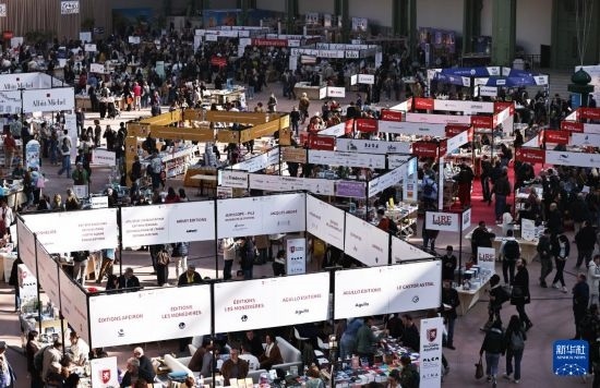 4月11日，人們在法國巴黎大皇宮參加2025巴黎書展。新華社記者 高靜 攝