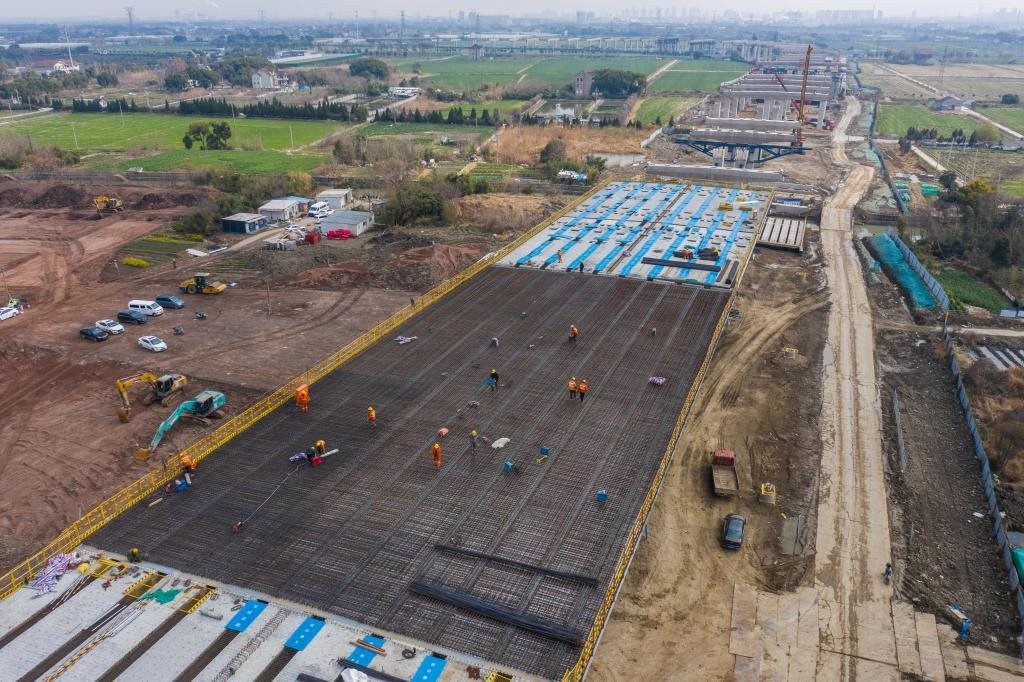 3月7日，在524國(guó)道秀洲王江涇至新塍公路工程TJ02標(biāo)段，作業(yè)人員正在進(jìn)行60米鋼混組合梁現(xiàn)澆橋面板鋼筋焊接及綁扎作業(yè)（無(wú)人機(jī)照片）。新華社記者 徐昱 攝