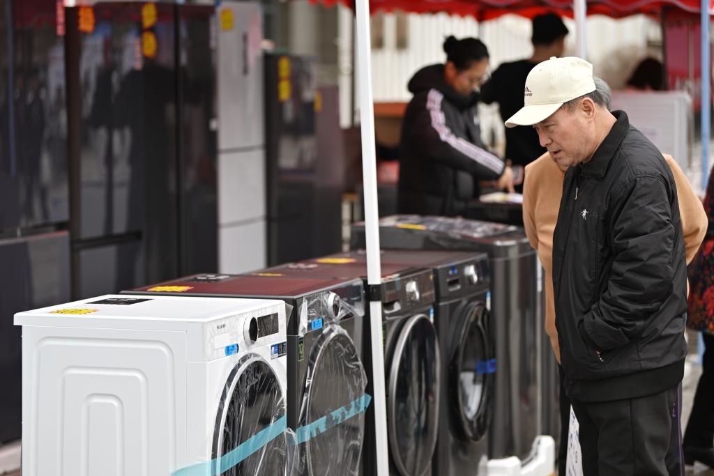 3月28日，天津市北辰區(qū)舉行2025年消費(fèi)品以舊換新惠民服務(wù)活動(dòng)，吸引眾多市民前來(lái)選購(gòu)。新華社記者 李然 攝