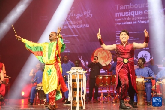 4月10日，在塞內加爾首都達喀爾的國家大劇院，中央音樂學院進擊打擊樂團與塞內加爾杜杜·恩迪亞耶·羅斯打擊樂團同臺演出。新華社記者 司源 攝