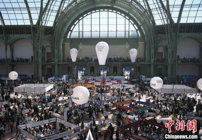 當(dāng)?shù)貢r(shí)間4月11日，2025年巴黎圖書(shū)節(jié)在巴黎大皇宮揭幕。圖為巴黎大皇宮的圖書(shū)節(jié)現(xiàn)場(chǎng)。中新社記者 李洋 攝