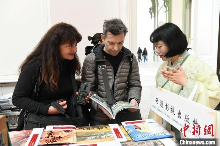 當(dāng)?shù)貢r(shí)間4月11日，2025年巴黎圖書(shū)節(jié)在巴黎大皇宮揭幕。中國(guó)出版代表團(tuán)攜千余種中國(guó)精品圖書(shū)亮相展會(huì)。 中新社記者 李洋 攝