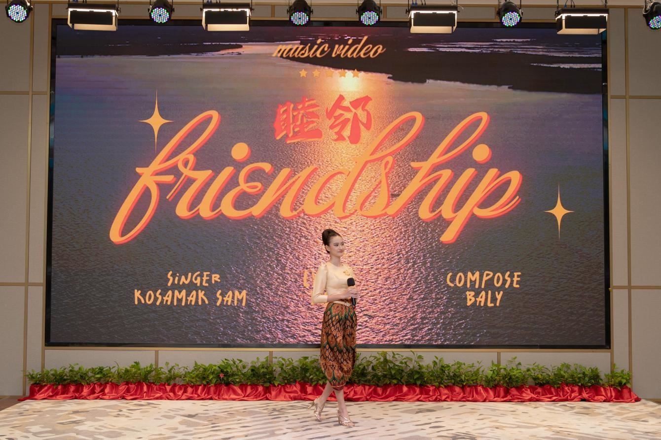 柬埔寨歌手珂撒瑪演唱紀(jì)錄片《睦鄰·柬埔寨》主題曲。柬埔寨數(shù)字電視有限公司供圖