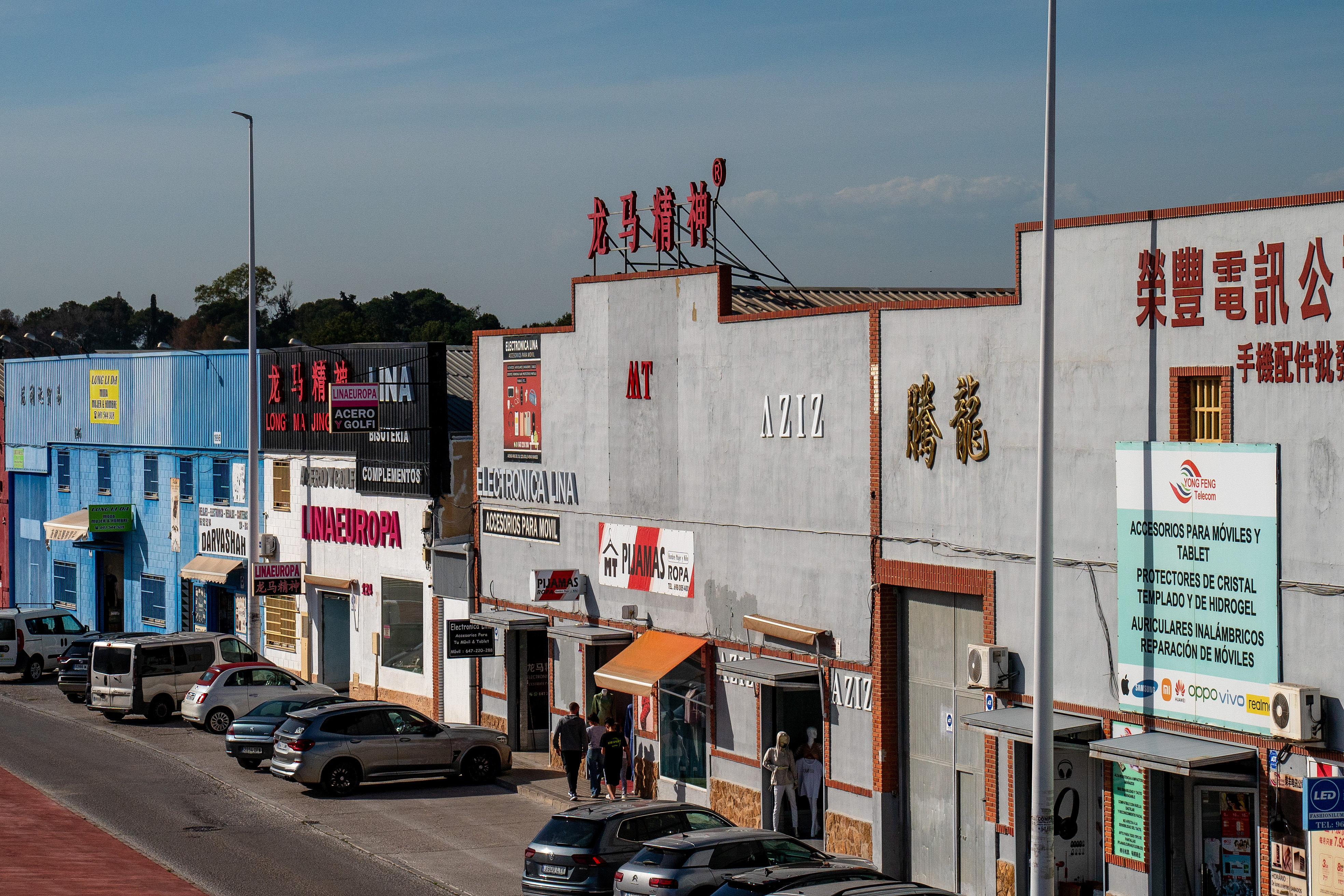 當(dāng)?shù)貢r(shí)間2025年4月10日，西班牙瓦倫西亞國(guó)際機(jī)場(chǎng)附近的中資批發(fā)零售商店。