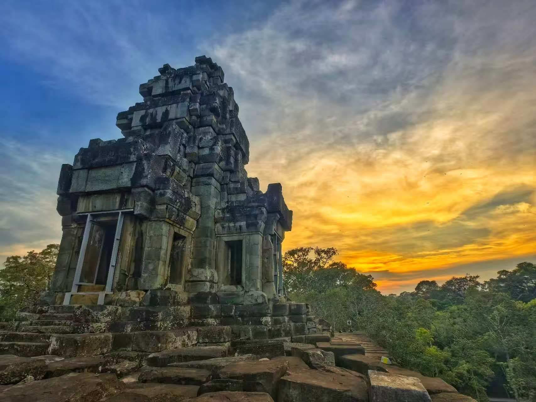 由中國(guó)專家修復(fù)的茶膠寺最高處的砂巖塔。（人民日?qǐng)?bào)記者強(qiáng)薇 攝）