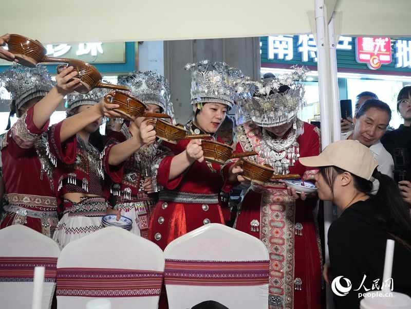 游客體驗(yàn)互動演出《高山流水》。人民網(wǎng)記者 張力洋攝