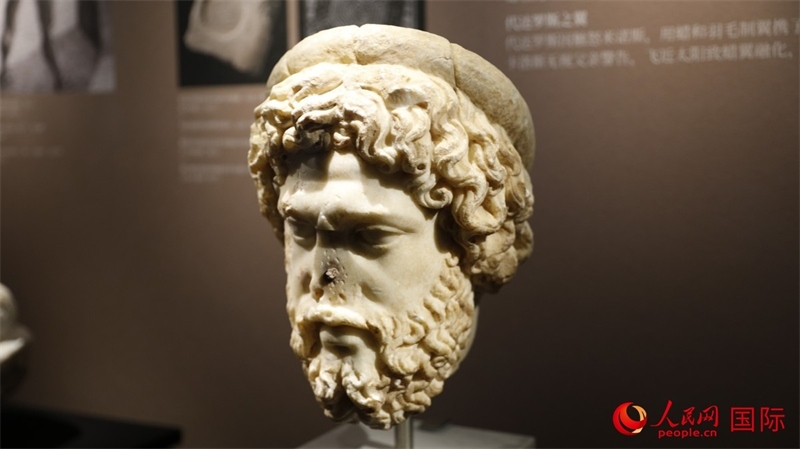 阿斯克勒庇俄斯大理石頭像。4月14日，來自希臘伊拉克利翁考古博物館的文物在故宮博物院展出。（人民網(wǎng) 張澤宇攝）