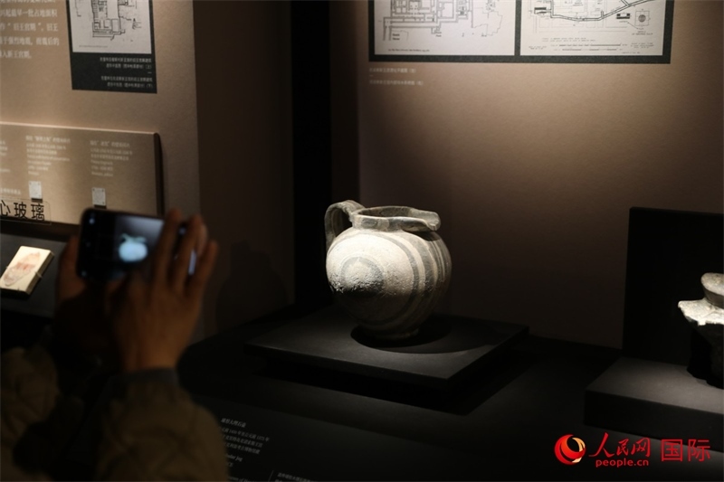 參觀者在拍攝。4月14日，來自希臘伊拉克利翁考古博物館的文物在故宮博物院展出。（人民網(wǎng) 張澤宇攝）