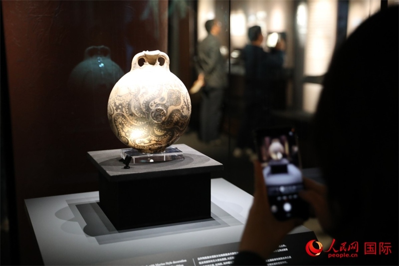 參觀者在拍攝。4月14日，來自希臘伊拉克利翁考古博物館的文物在故宮博物院展出。（人民網(wǎng) 張澤宇攝）