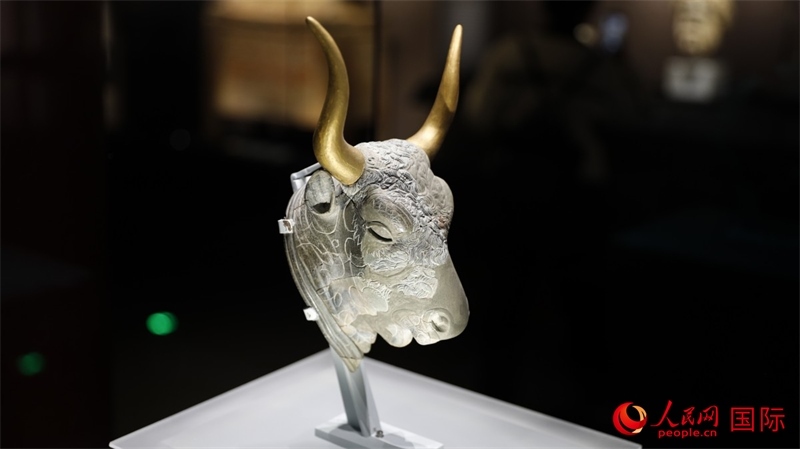 公牛頭型綠泥石來通杯。4月14日，來自希臘伊拉克利翁考古博物館的文物在故宮博物院展出。（人民網(wǎng) 張澤宇攝）