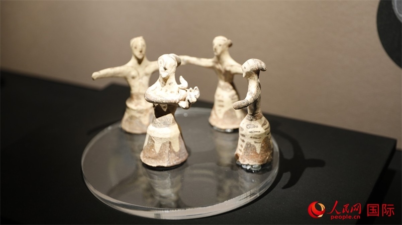 舞蹈者與音樂家雕塑群像。4月14日，來自希臘伊拉克利翁考古博物館的文物在故宮博物院展出。（人民網(wǎng) 張澤宇攝）