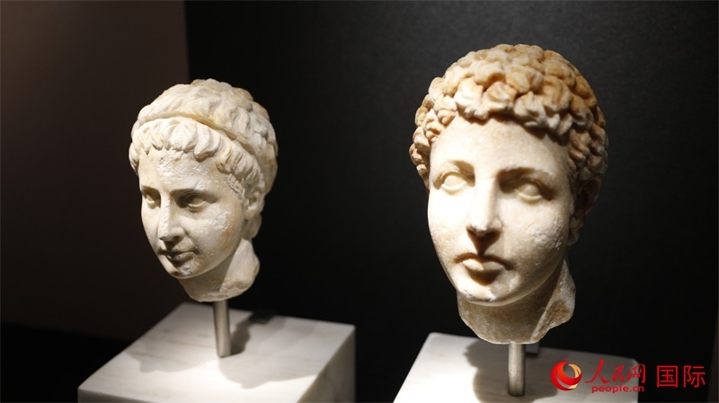 兄弟大理石頭像。4月14日，來自希臘伊拉克利翁考古博物館的文物在故宮博物院展出。（人民網(wǎng) 張澤宇攝）