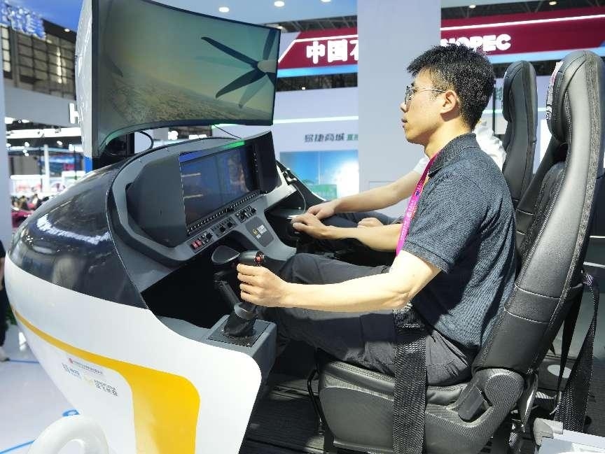 記者體驗(yàn)低空經(jīng)濟(jì)的應(yīng)用消費(fèi)場景。人民網(wǎng)記者 張力洋攝