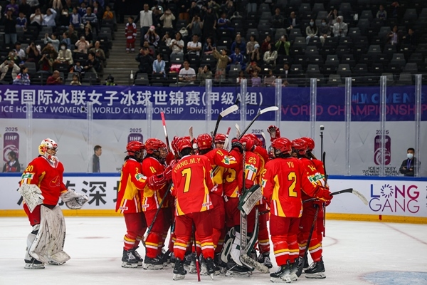 中國(guó)隊(duì)球員慶祝勝利。圖片來源：中國(guó)冰球協(xié)會(huì)