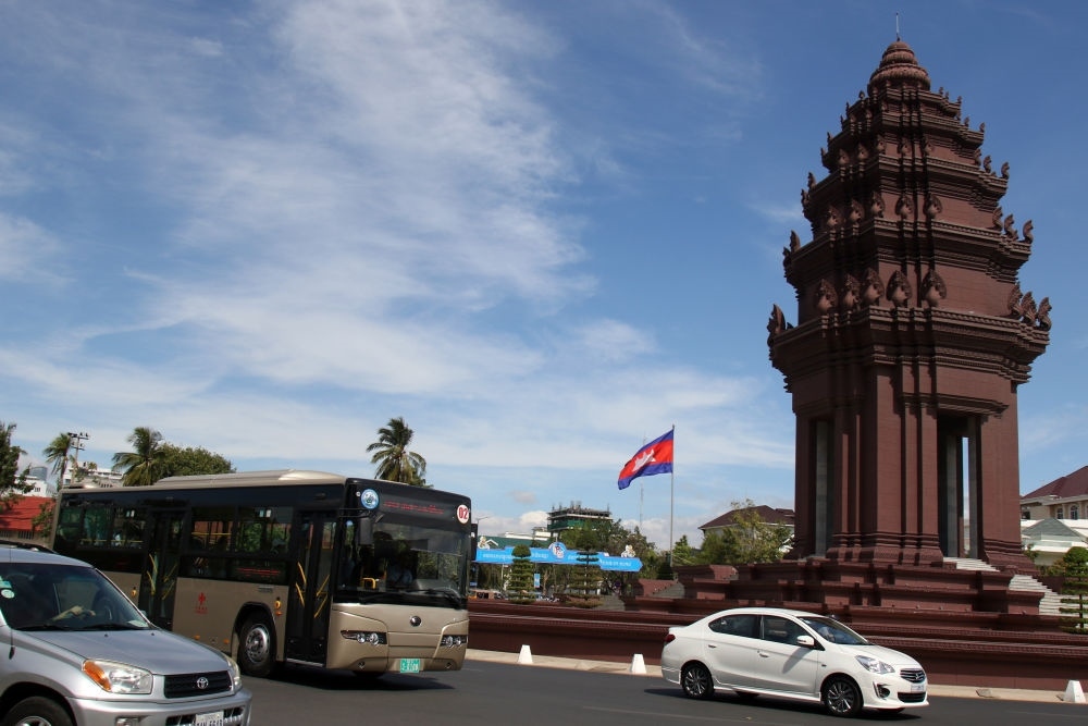 2018年1月5日，在柬埔寨金邊，一輛中國援助的“宇通”公交車經(jīng)過獨(dú)立紀(jì)念碑。