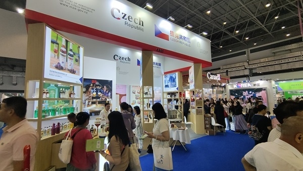 觀展者在各國展臺(tái)采購、咨詢。人民網(wǎng)記者 李彤?dāng)z