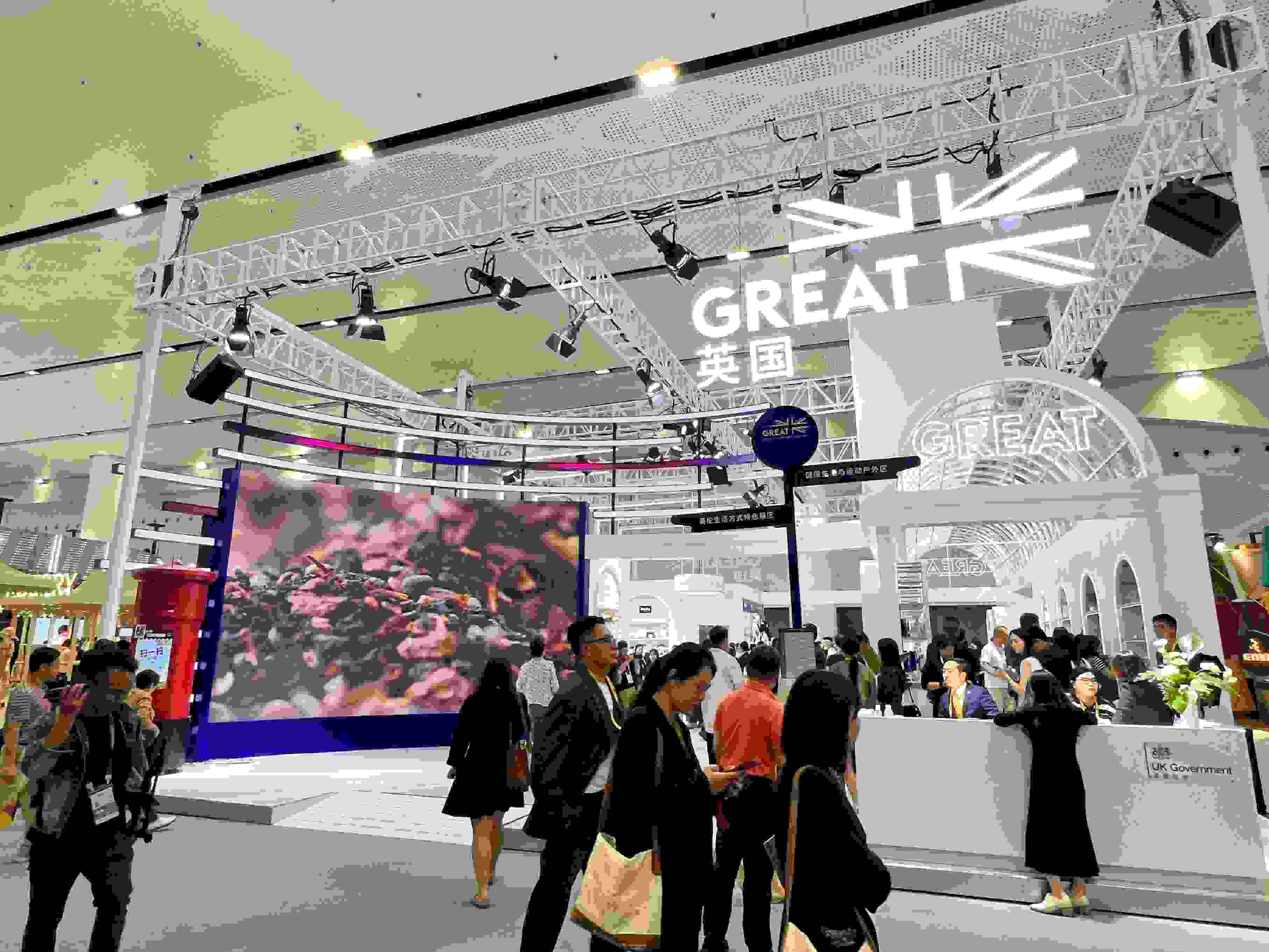 在消博會(huì)上，主賓國英國國家館開館。人民網(wǎng)記者 趙瞳攝