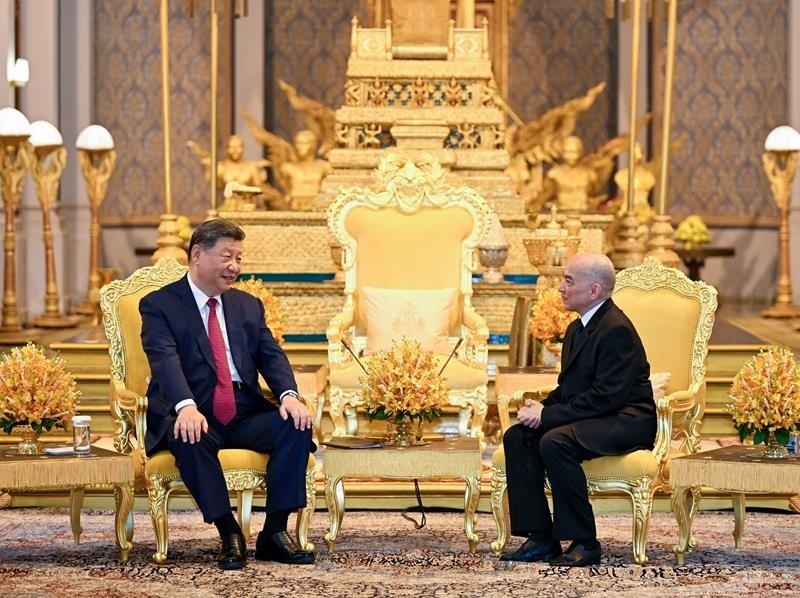 4月17日，柬埔寨國(guó)王西哈莫尼同習(xí)近平主席在金邊王宮舉行會(huì)見。