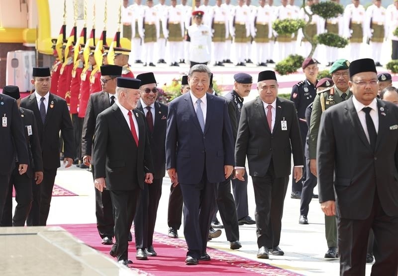 4月16日，馬來(lái)西亞最高元首易卜拉欣在馬來(lái)西亞國(guó)家王宮廣場(chǎng)為習(xí)近平主席舉行隆重歡迎儀式。