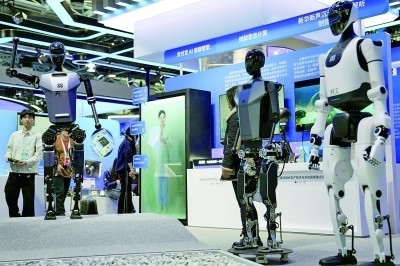 3月27日，在中關村展示中心常設展上，人形機器人“天工”向參觀者招手示意。新華社記者 鞠煥宗攝