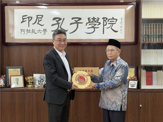 雙方交換禮物?；顒又鬓k方供圖