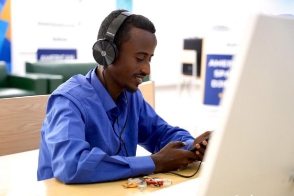 在明亮現(xiàn)代的信息技術(shù)閱覽室，當(dāng)?shù)刈x者正在沉浸式學(xué)習(xí)，塔里克·易卜拉欣攝