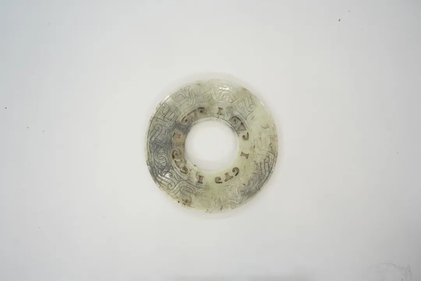 武王墩一號墓出土的鏤孔玉璧。全國十大考古新發(fā)現(xiàn)活動(dòng)辦公室供圖