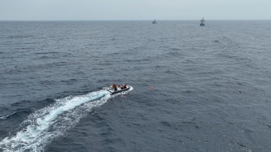 4月23日，中越海警開展海上聯(lián)合搜救演練，模擬營救落水人員。（中國海警供圖）