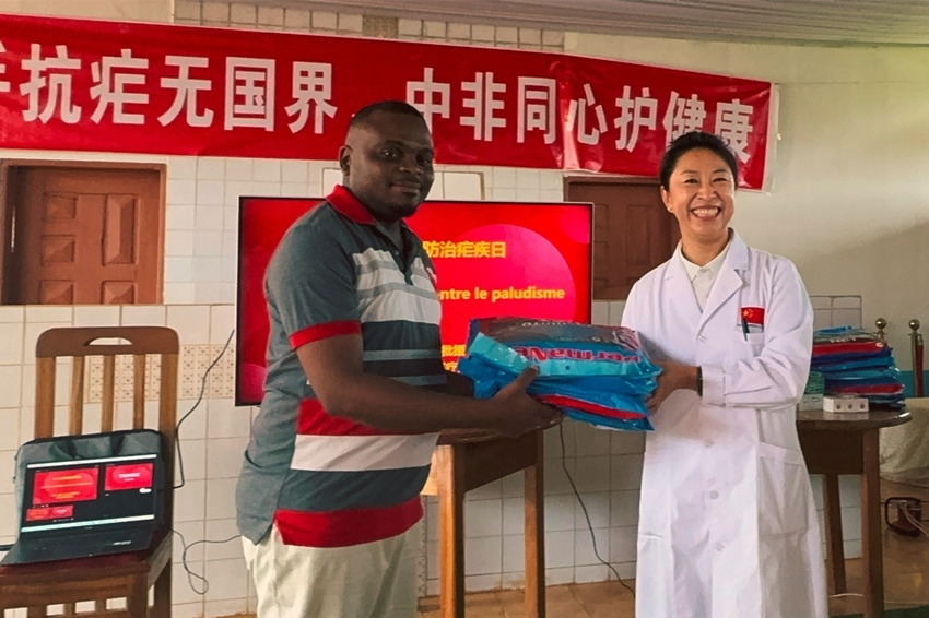 【3】贈送抗瘧物資。中國（山西）第24批援喀麥隆姆巴爾馬尤醫(yī)療隊 供圖