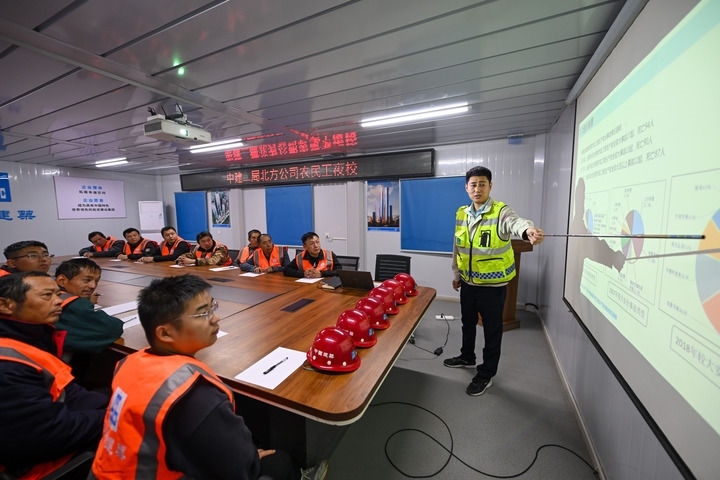 2024年11月13日，在中建二局北方公司天津項目部，工程技術人員為勞動者開展技能培訓。新華社記者 孫凡越 攝